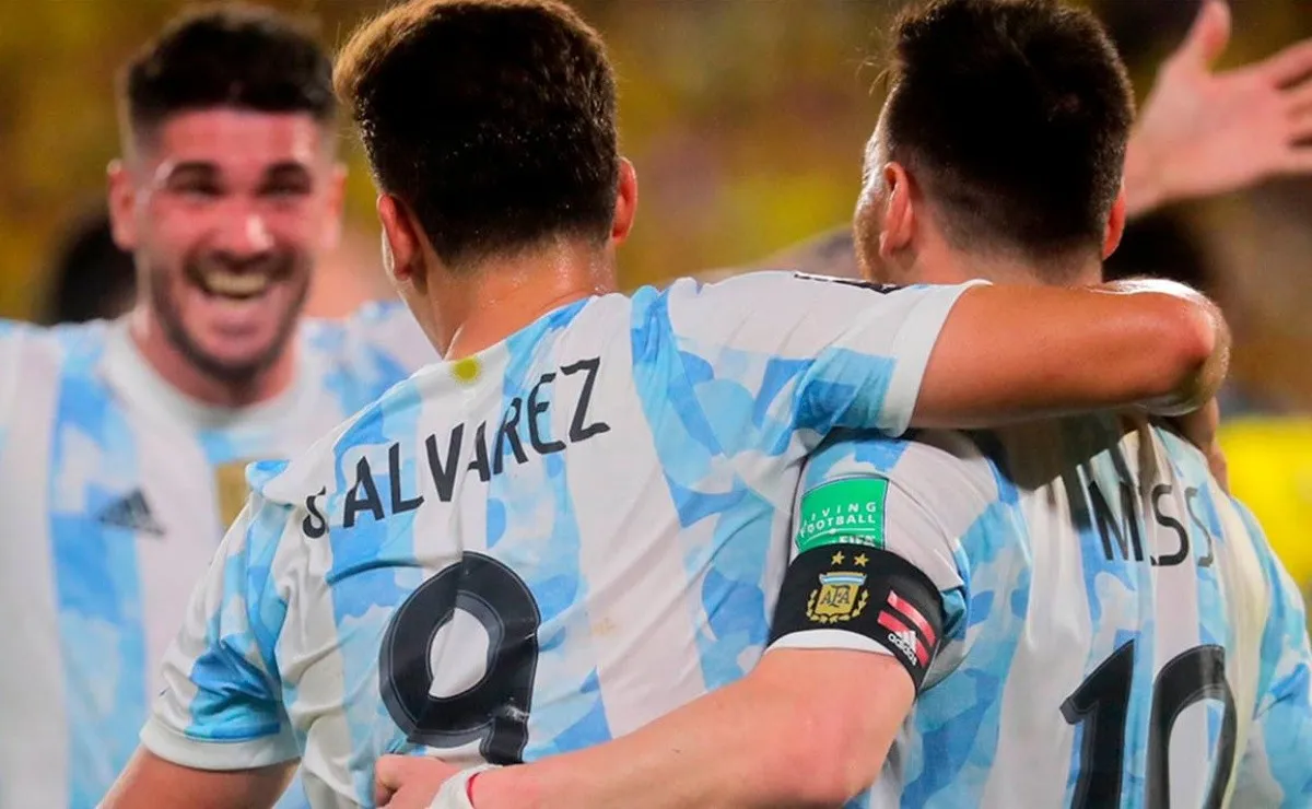 El abrazo de Messi con Julián, una de las debilidades del DT de la Selección.