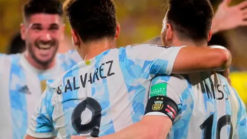 El abrazo de Messi con Julián, una de las debilidades del DT de la Selección.