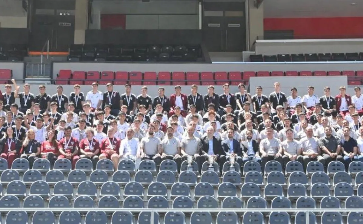 Los pibes de River celebraron los tres títulos en las tribunas del Monumental.