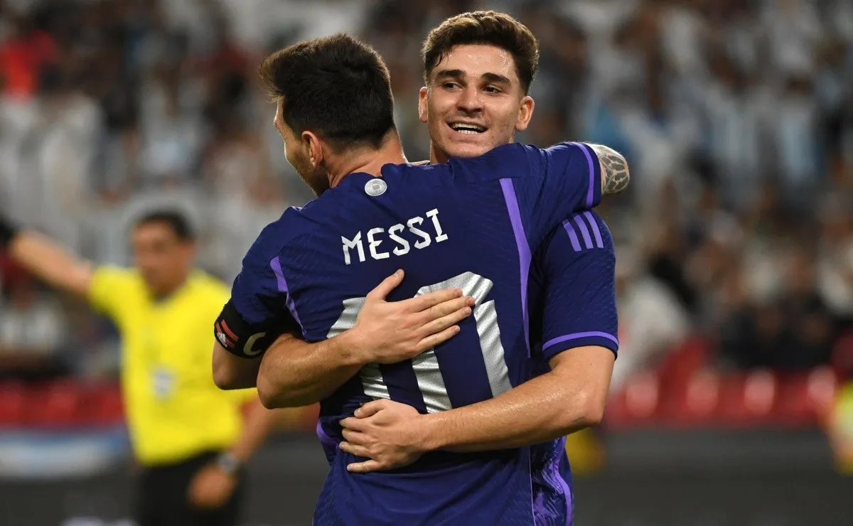 Messi asistió a Julián y después hizo un gol ¡de derecha!