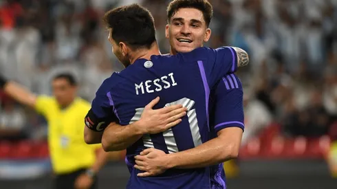 Messi asistió a Julián y después hizo un gol ¡de derecha!