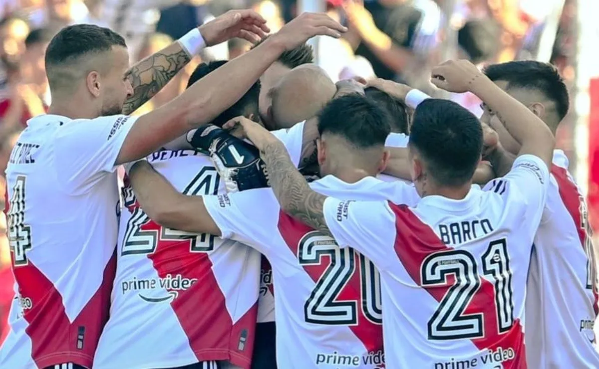 El abrazo y la gratitud eterna de todo el plantel para Javier Pinola