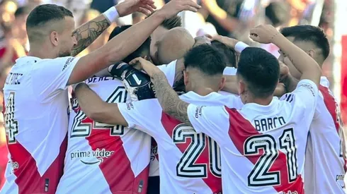 El abrazo y la gratitud eterna de todo el plantel para Javier Pinola