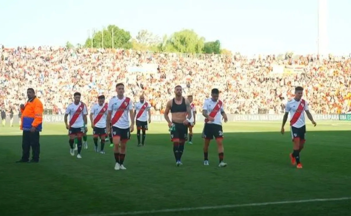 El Kaiser Pírez le regaló su remera a un jugador del equipo rival.