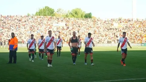 El Kaiser Pírez le regaló su remera a un jugador del equipo rival.