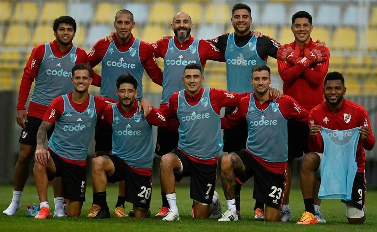 El equipo ganador, con Enzo al arco.