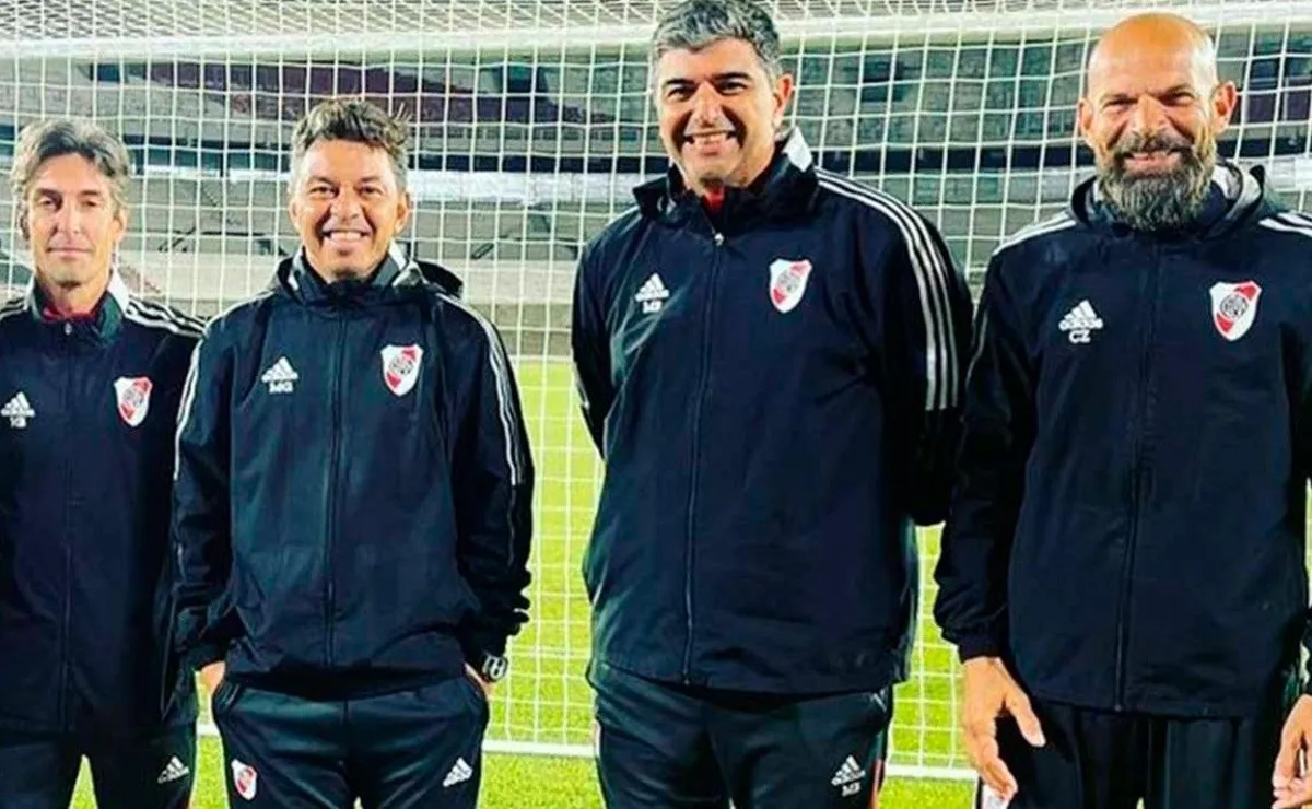 El Muñeco junto a su gran cuerpo técnico.