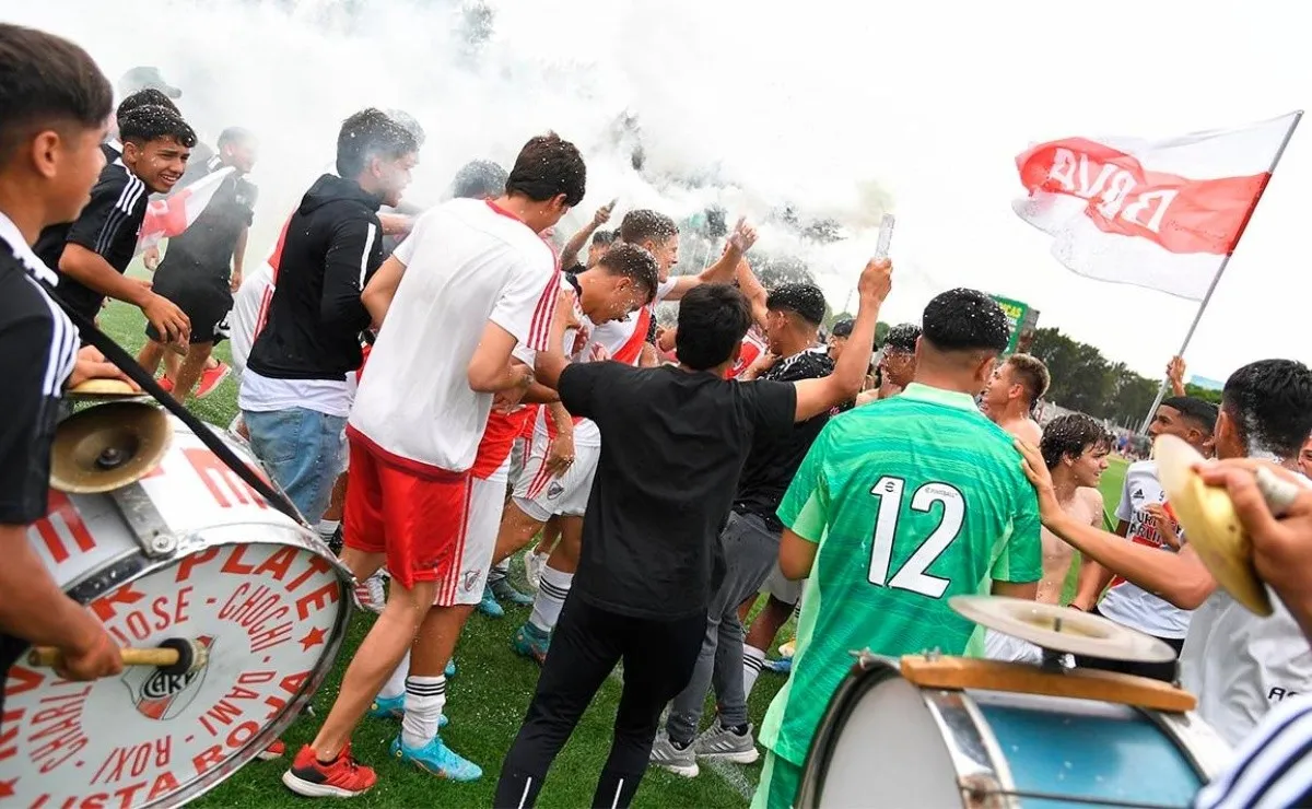 Las inferiores de River volvieron a gritar dale campeón.