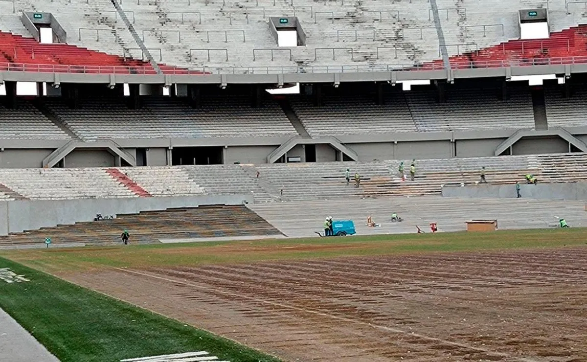 Así quedó el campo de juego del Monumental tras el paso de Coldplay.
