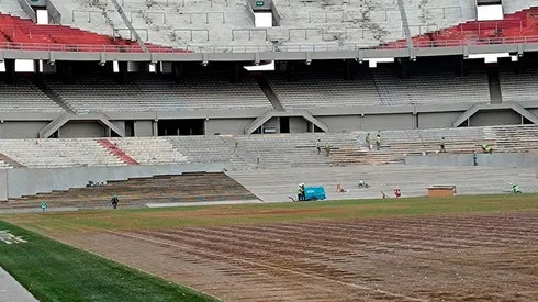 Así quedó el campo de juego del Monumental tras el paso de Coldplay.