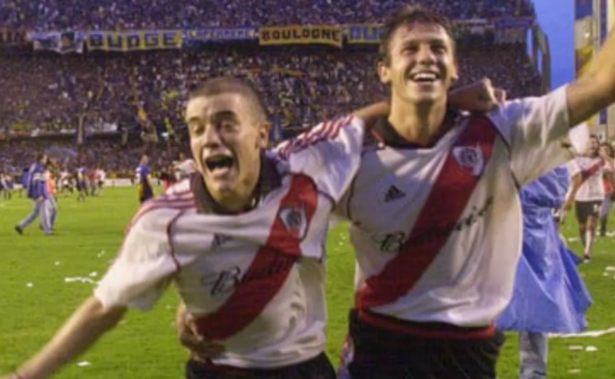 El Cabezón D'Alessandro y Martín Demichelis luego de un triunfo inolvidable en la Bombonera.