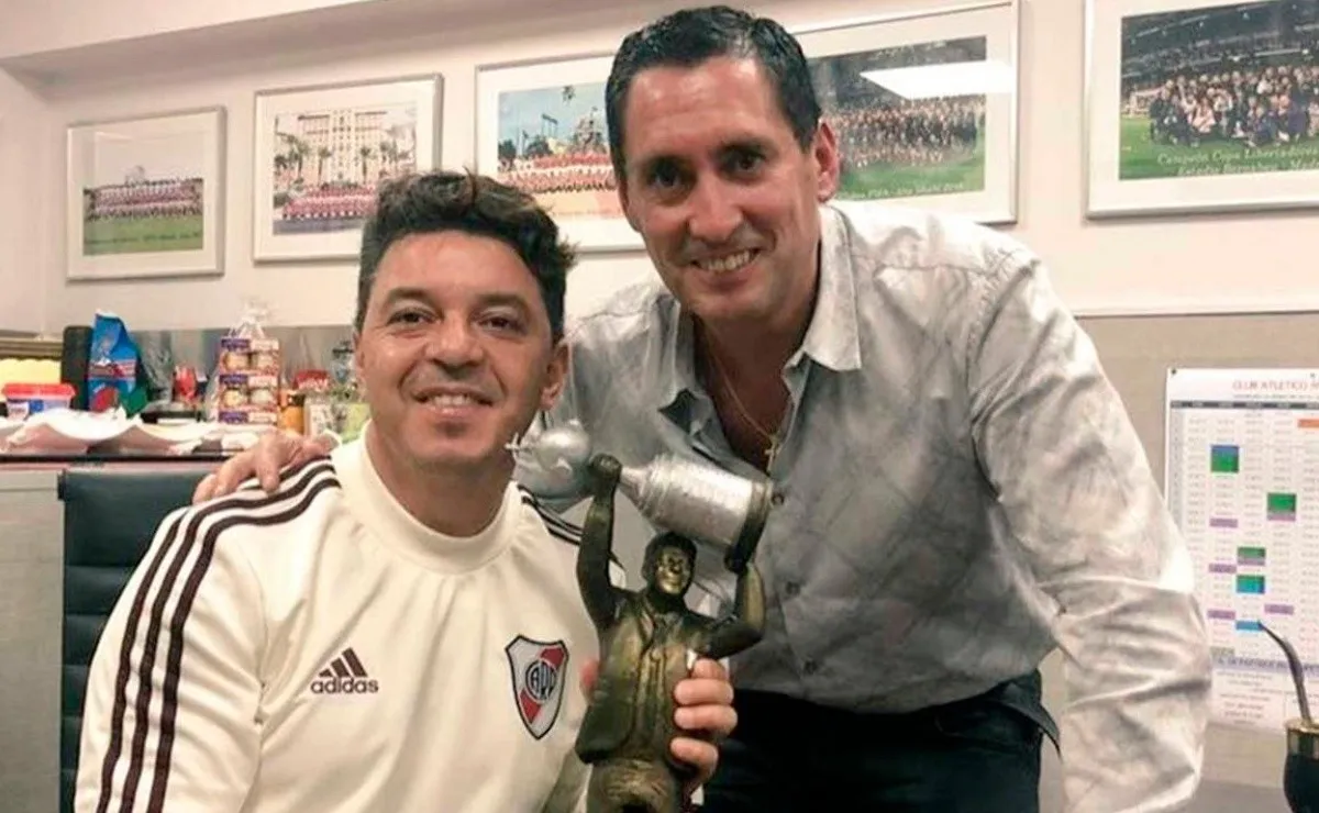 Trillo junto al Muñeco y una estatua miniatura.