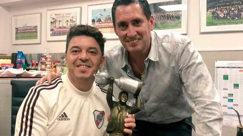 Trillo junto al Muñeco y una estatua miniatura.