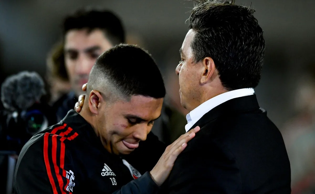 El abrazo de Juanfer y el Muñeco luego del último partido en el Monumental.