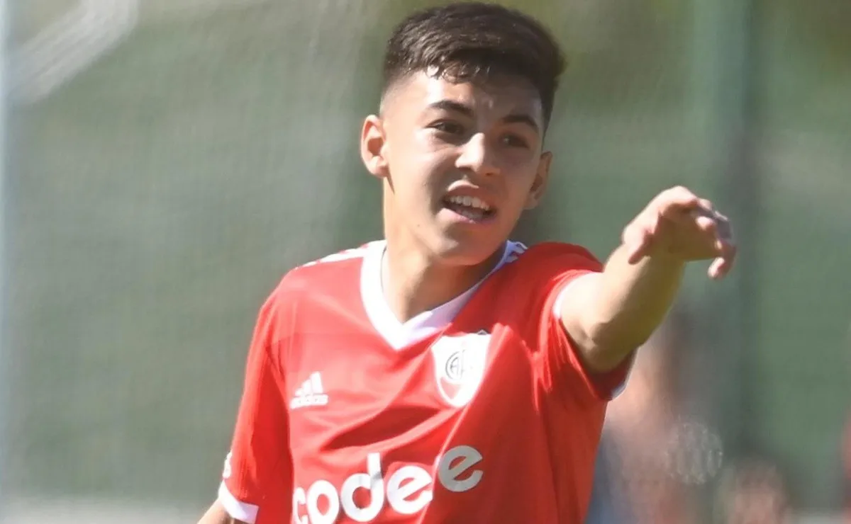 El Chino Gallardo participó de la práctica de fútbol junto al plantel de Primera.