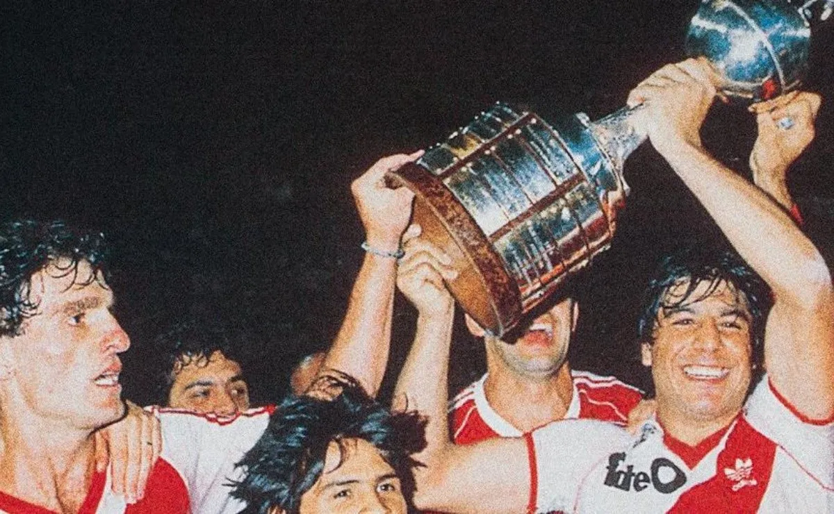 La Copa Libertadores en manos del Búfalo Funes, autor del histórico gol en la final.
