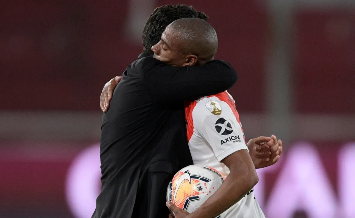 El sentido abrazo entre el Muñeco y De La Cruz
