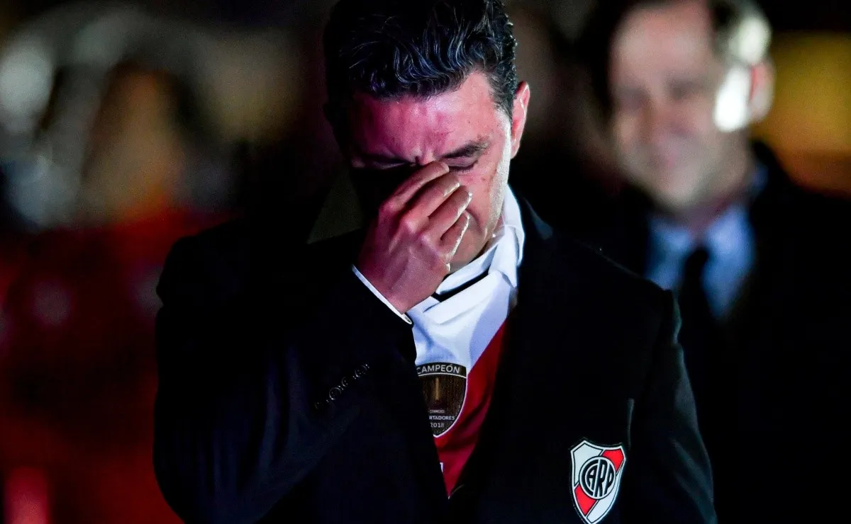 El DT millonario sigue recibiendo muestras de afecto en cada momento que se cruza con hinchas.