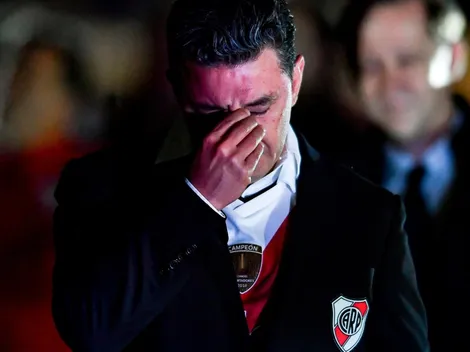 Gallardo, emocionado con el regalo de una hincha en Ezeiza