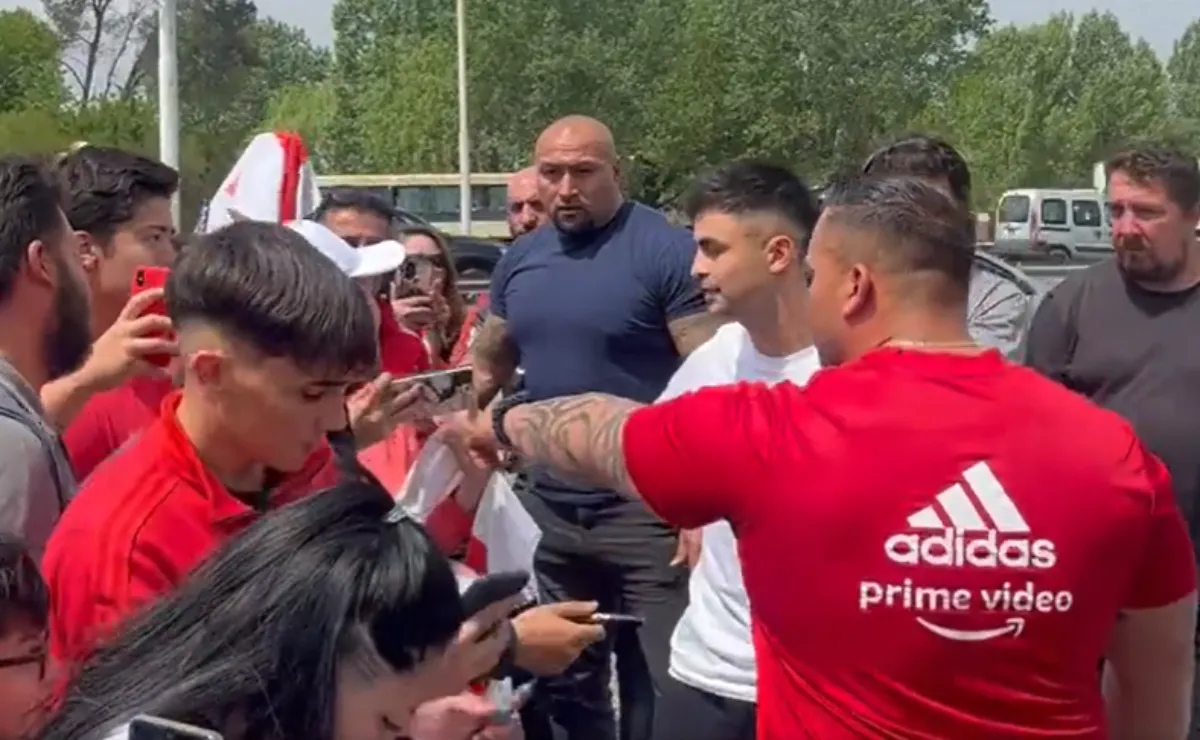 El héroe de Madrid que pasó por River Camp para despedir al Muñeco