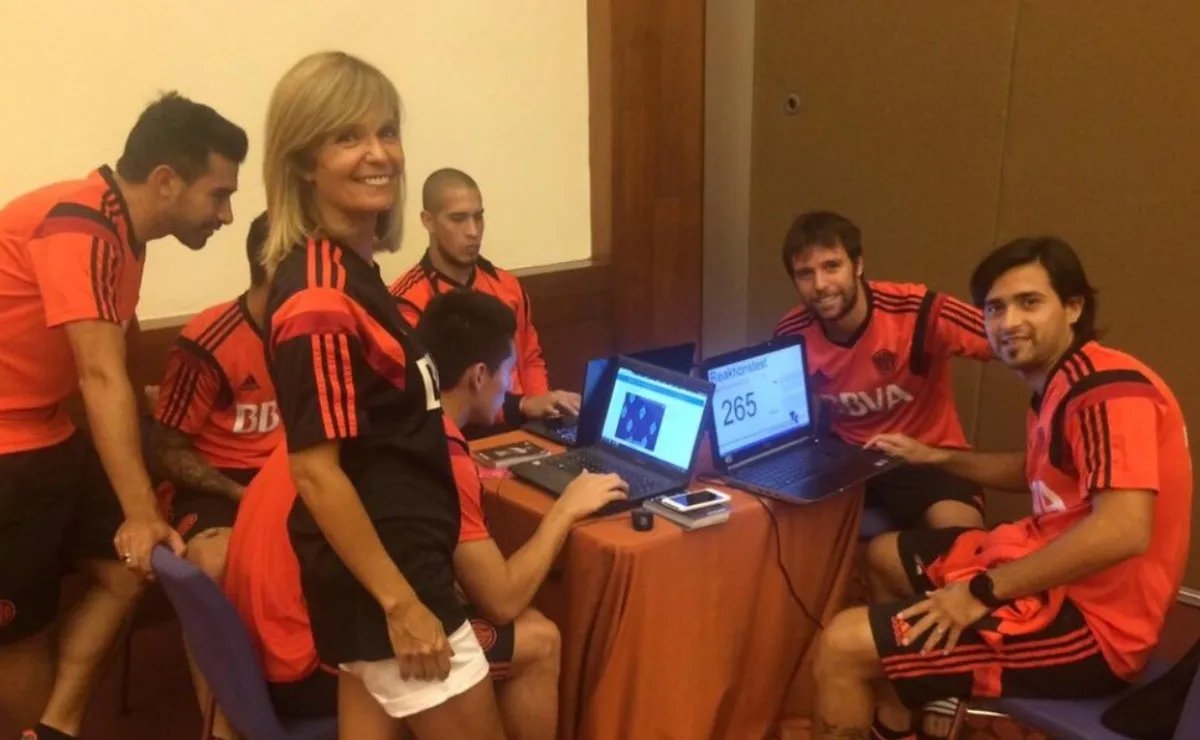 Sandra Rossi en plena tarea con los jugadores, en el primer año de trabajo junto a Gallardo.