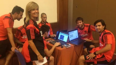 Sandra Rossi en plena tarea con los jugadores, en el primer año de trabajo junto a Gallardo.