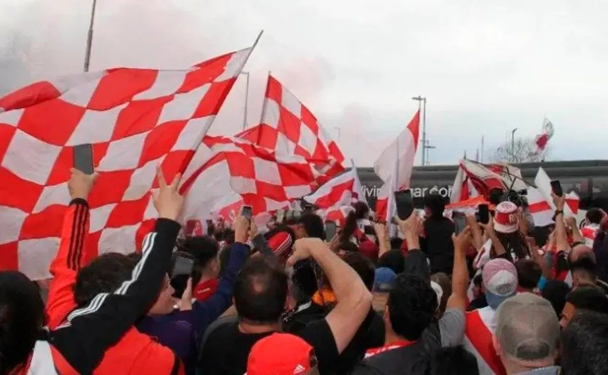 El banderazo se mantiene pero será en el playón del club.