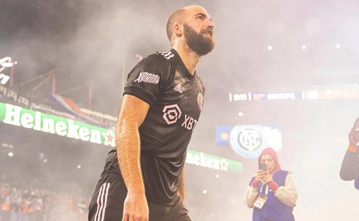 Gonzalo Higuaín dejó el fútbol en una emotiva noche.