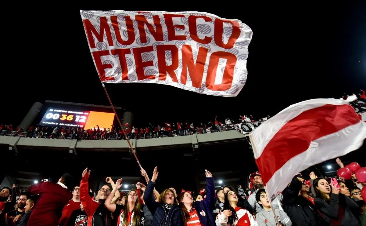 Muchas banderas en el Monumental para homenajear al Muñeco.