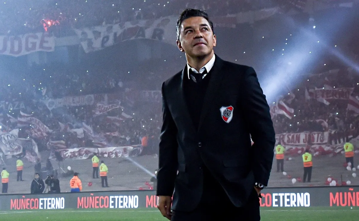 La emotiva despedida de los hinchas al Muñeco.