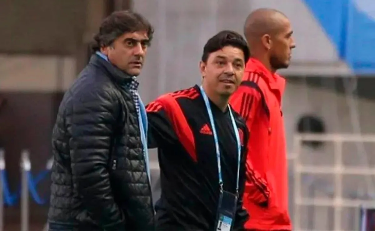 Enzo junto al Muñeco.
