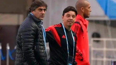 Enzo junto al Muñeco.