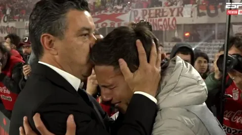 Como si fuera el Papa Francisco, el joven quebró en llanto al abrazarse con el Muñeco.