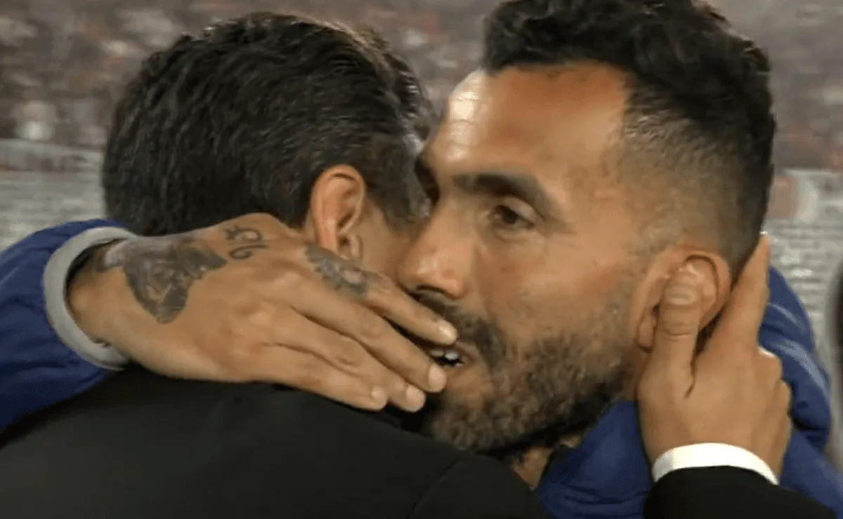 El saludo entre el Muñeco y Carlos Tévez en la previa del partido