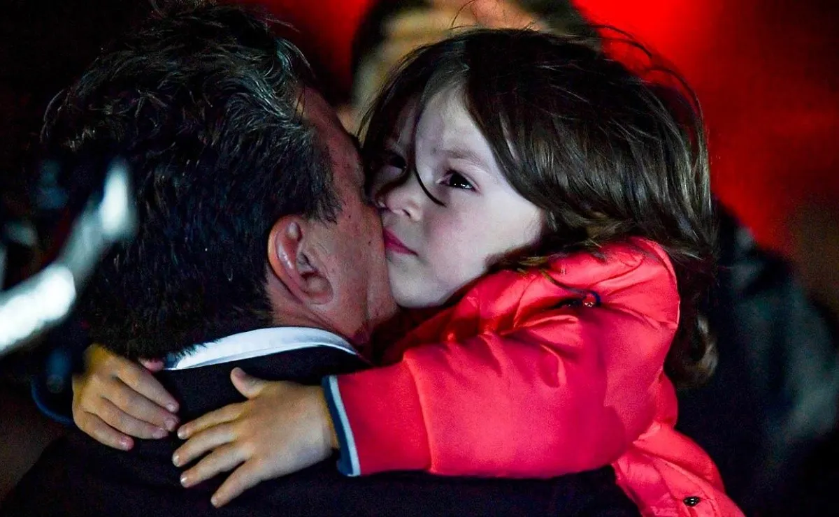 El Muñeco junto a Benjamín, el más chico de sus hijos.