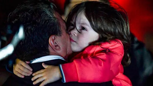 El Muñeco junto a Benjamín, el más chico de sus hijos.