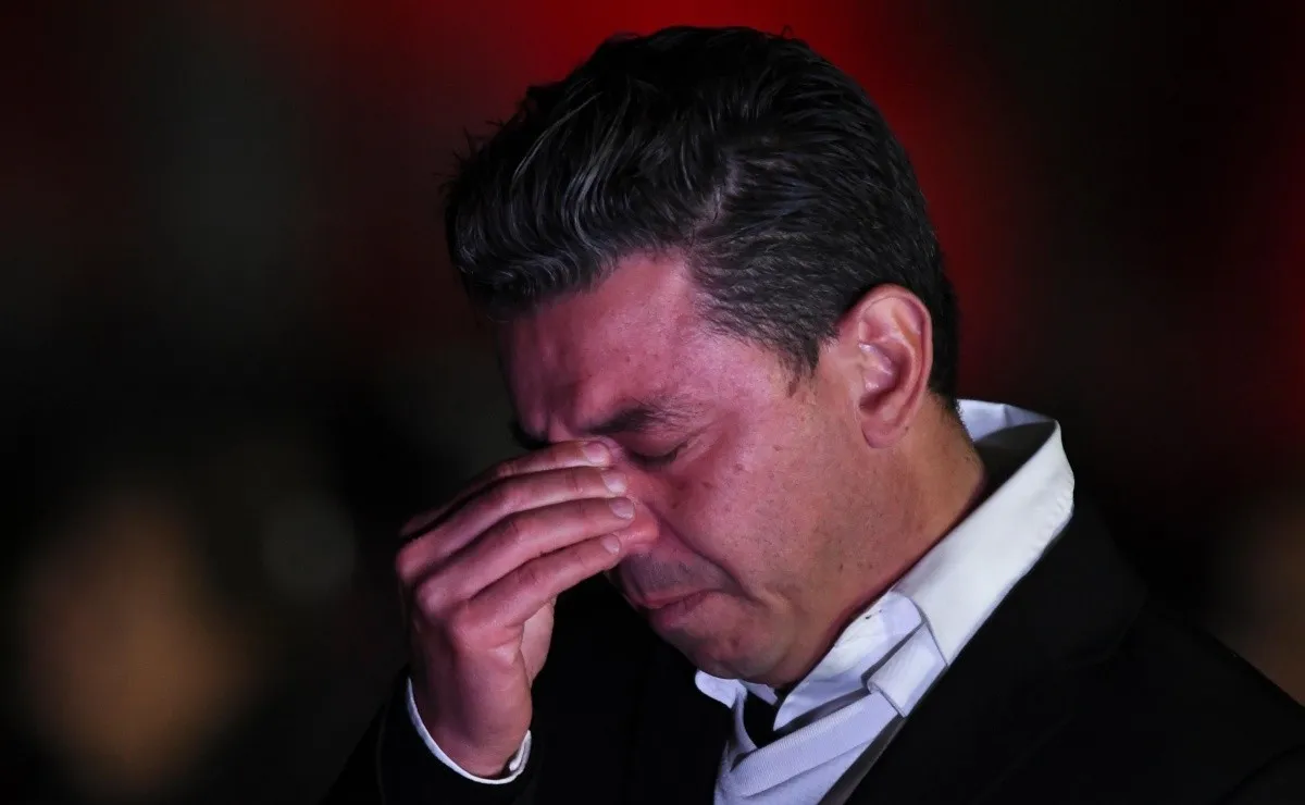 El Muñeco no pudo contener la emoción en el homenaje que preparó River para despedirlo.