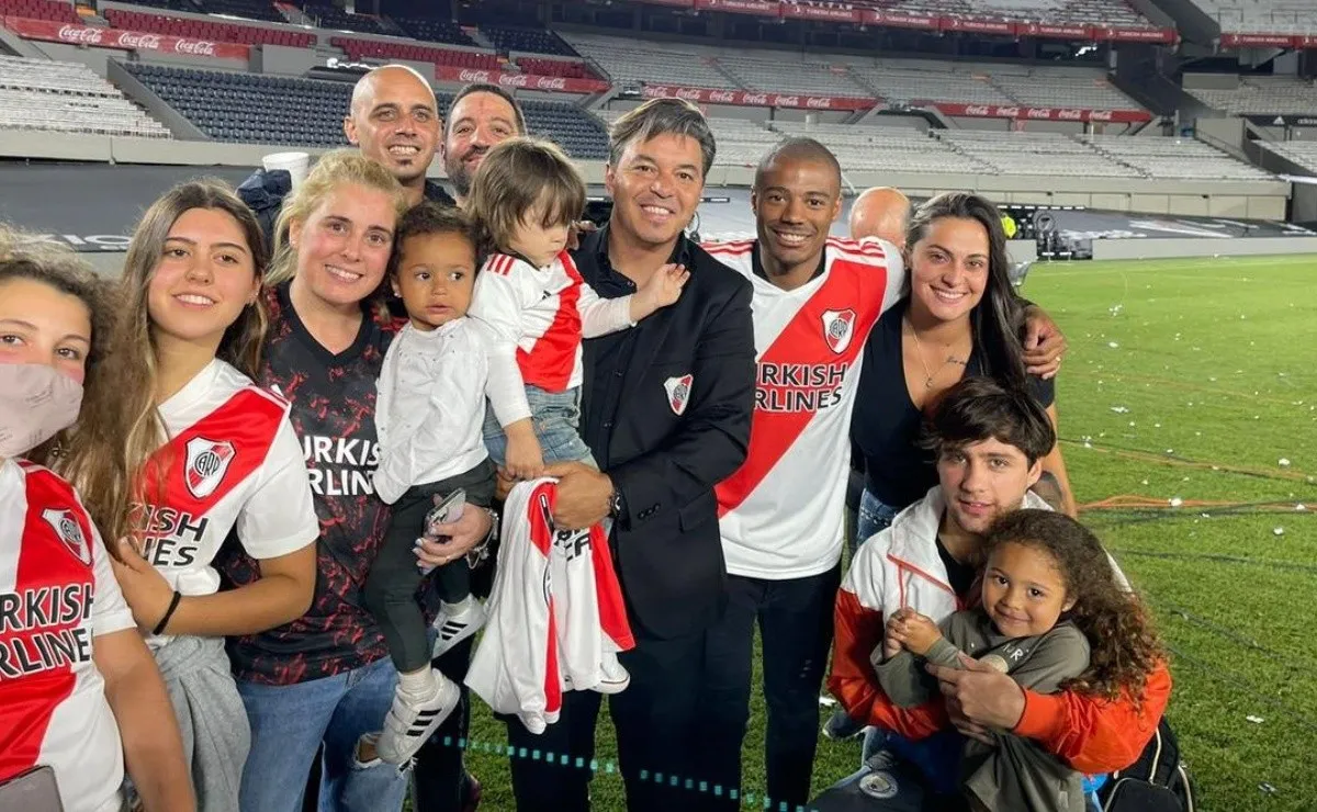 La familia De La Cruz a pleno en su segunda casa, el estadio Monumental.