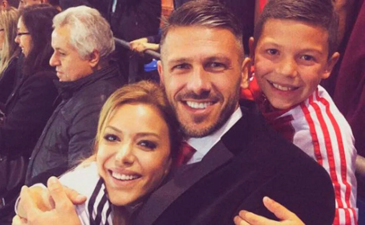 Martín Demichelis junto a Evangelina Anderson y su hijo Bastian en el Bernabéu.