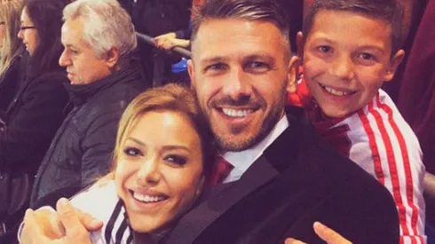 Martín Demichelis junto a Evangelina Anderson y su hijo Bastian en el Bernabéu.