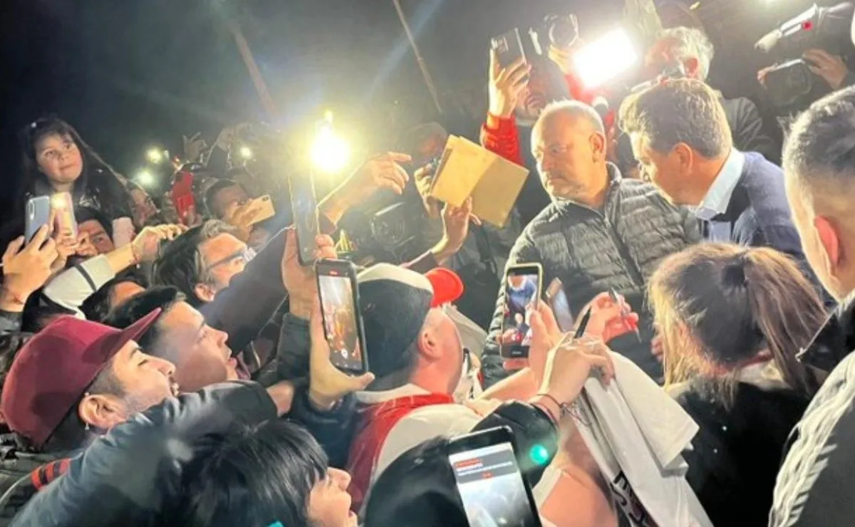 El Muñeco fue abordado por una multitud en la salida del entrenamiento.