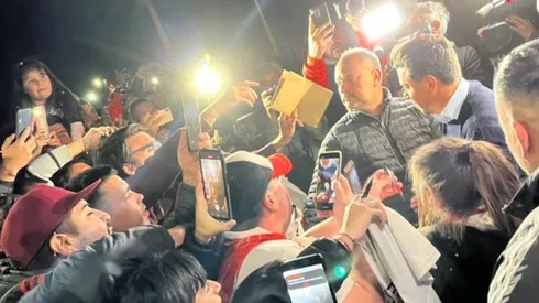 El Muñeco fue abordado por una multitud en la salida del entrenamiento.