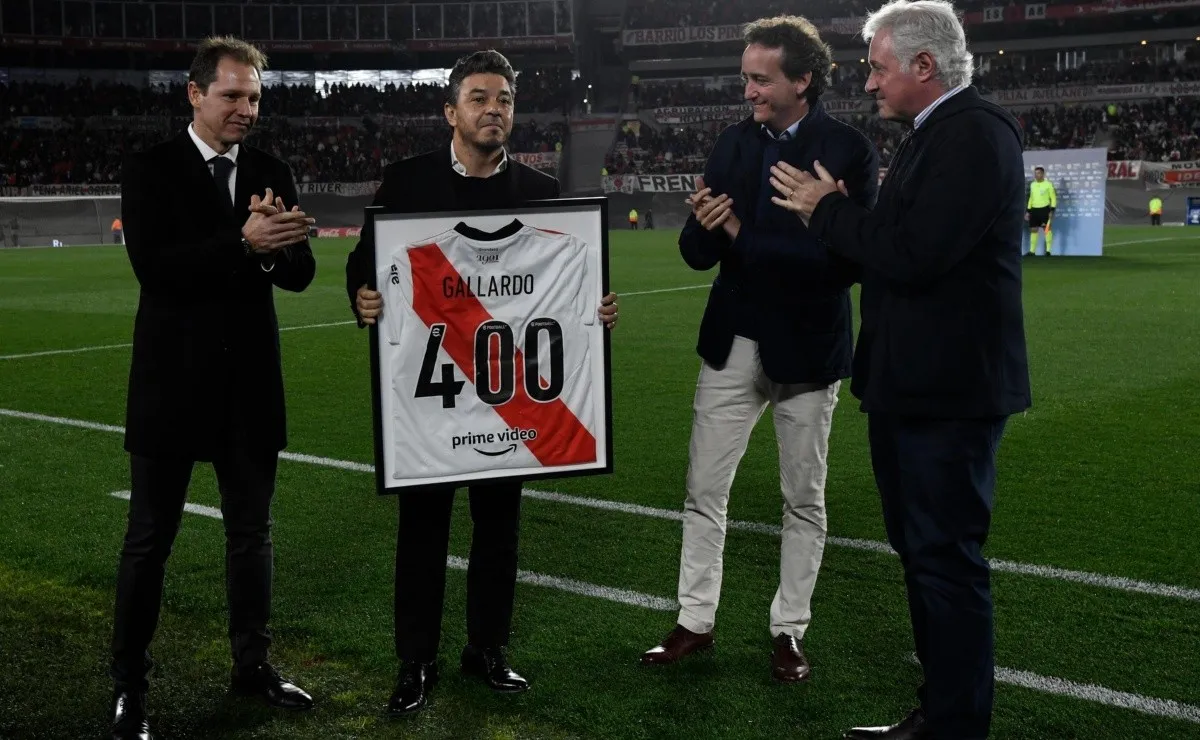 Brito junto a Villarroel y Patanian, los vicepresidentes, cuando homenajearon al DT por sus 400 partidos dirigidos.