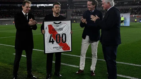 Brito junto a Villarroel y Patanian, los vicepresidentes, cuando homenajearon al DT por sus 400 partidos dirigidos.