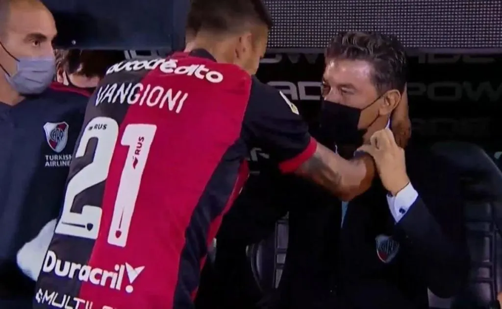 El último abrazo entre el Piri y el Muñeco en el Monumental, cuando Newell’s visitó Nuñez en agosto pasado.