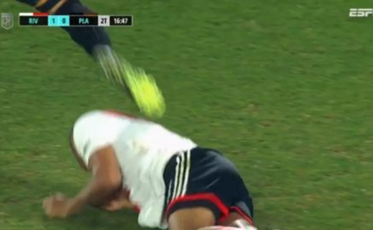 El uruguayo volvió a sufrir el juego brusco de los rivales.