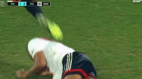 El uruguayo volvió a sufrir el juego brusco de los rivales.