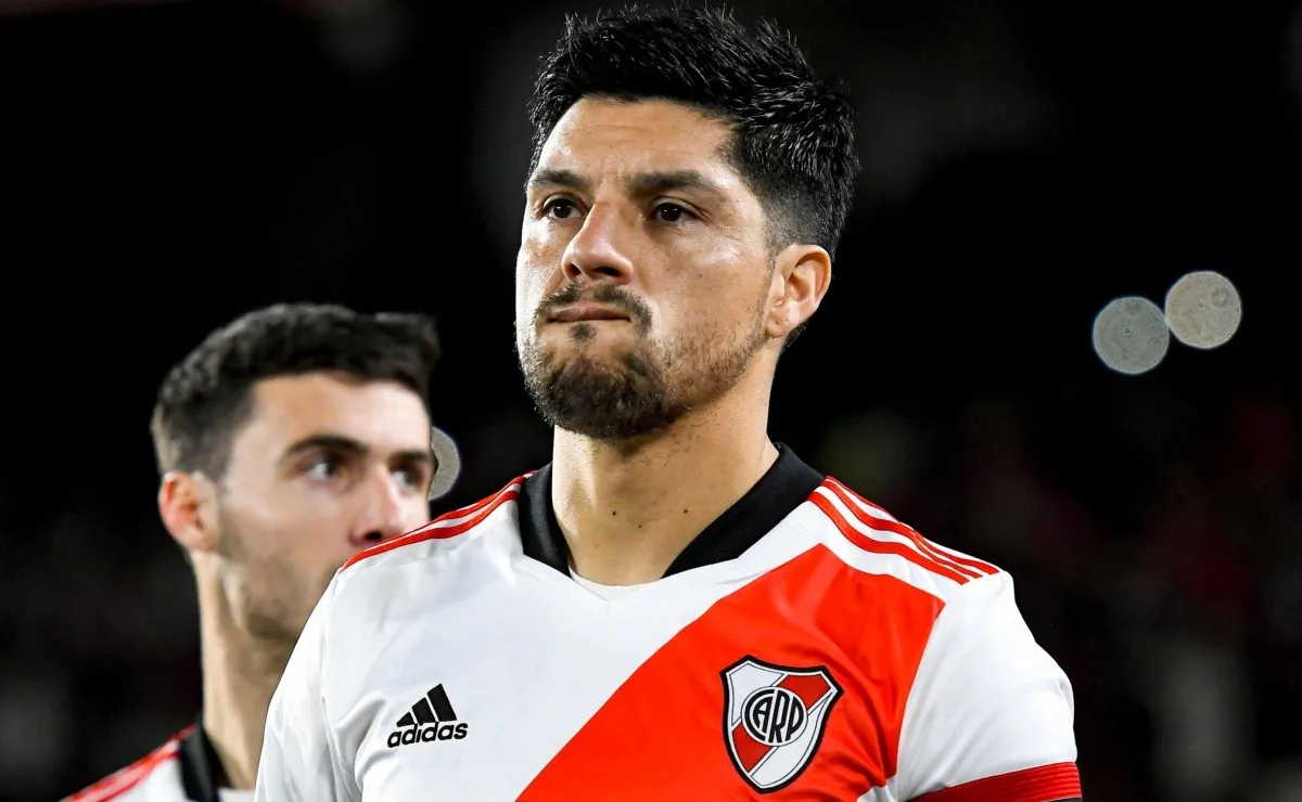 El mendocino le pasó la cinta de capitán a Armani para el segundo tiempo.