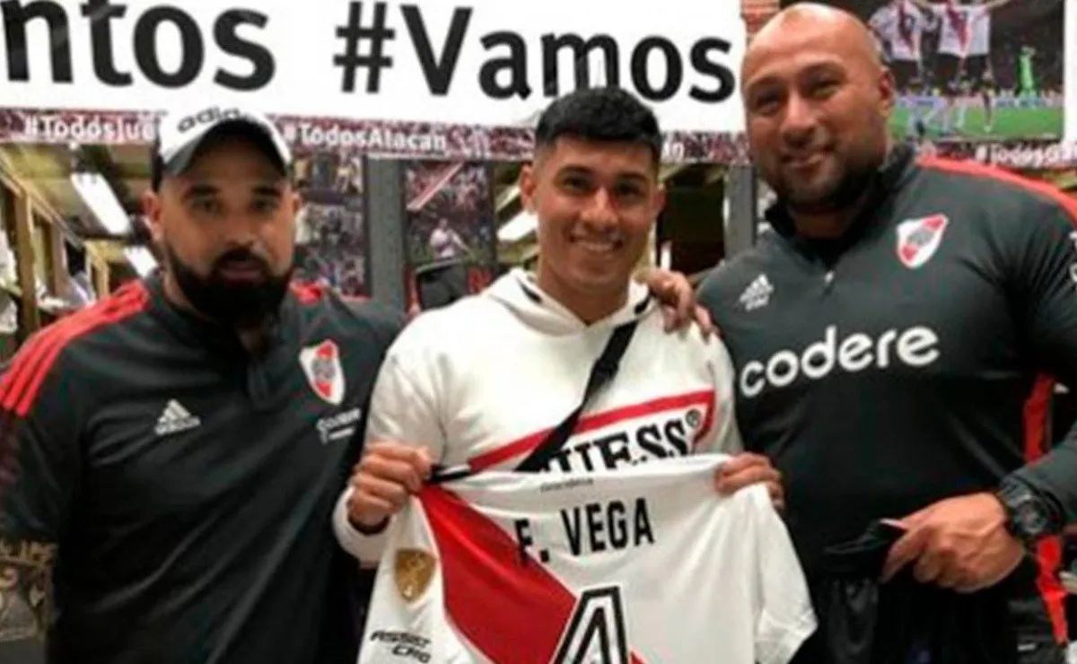 Federico Vega con la camiseta que le regalaron.