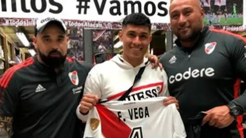 Federico Vega con la camiseta que le regalaron.